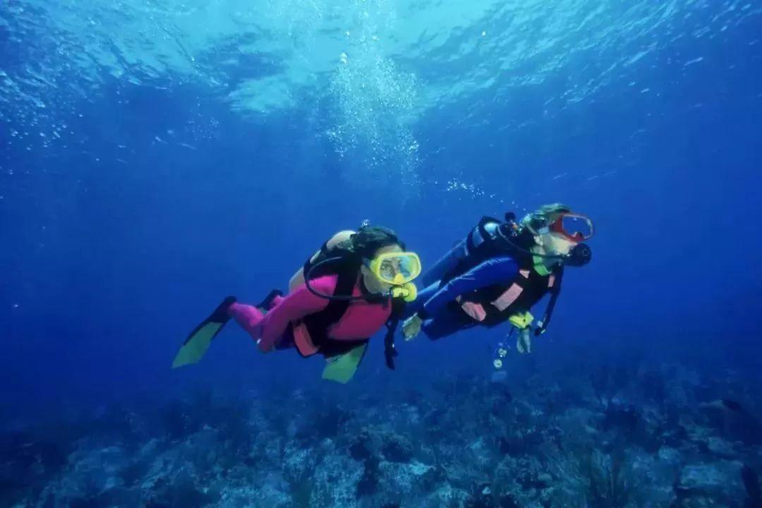 满载25吨的液化石油气槽罐车侧翻，现场无人员伤亡